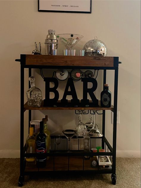 Bar cart decor Bar Cart For Men, Man Bar Cart, Men Kitchen Decor Ideas, Boyfriend Apartment Decor, Single Man House Decor, Boys Apartment Decor, Mens Apartment Ideas Bachelor Pads, Guys Apartment Decor, Man House Decor