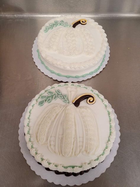 Cute Fall Cake Ideas, Fall Cake Designs Simple, Fall Themed Sheet Cake Ideas, Fall Decorated Cakes Simple, 2 Tier Thanksgiving Cake, Cakes For Fall, Fall Themed Cakes, Thanksgiving Cakes Decorating Turkey, Thanksgiving Cake Ideas Decorating Turkey Theme