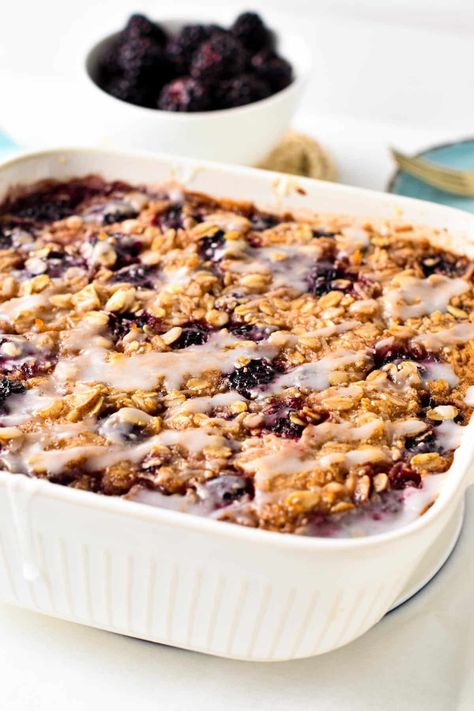 This Blackberry Oatmeal Bake is an easy, healthy one-pan oatmeal breakfast filled with juicy blackberries. It's perfect to feed healthy breakfast to all the family on busy morning and starts the day full of energy. Blackberry Breakfast, Blackberry Oatmeal, Oatmeal Bake, Baked Oatmeal Cups, Freezer Meal Planning, Blackberry Recipes, Oatmeal Cake, Breakfast Prep, Baked Oatmeal Recipes