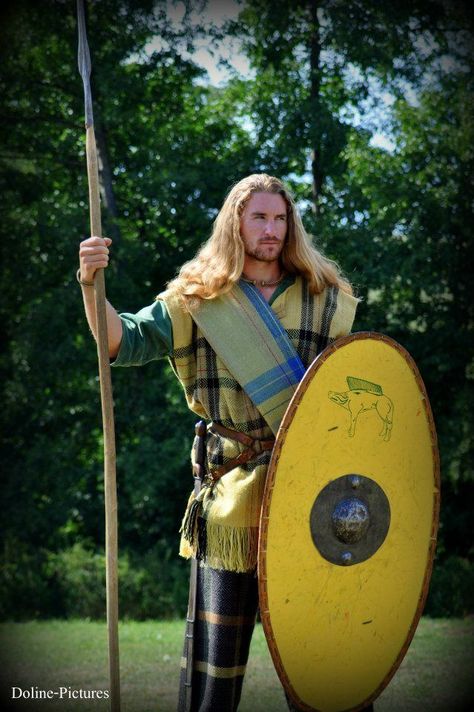 Celtic Clothes, Celtic Costume, Warrior Clothing, Celtic Shield, Celtic Clothing, Ancient Europe, Celtic Warrior, Ancient Warrior, Medieval Garb