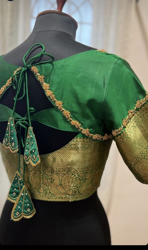 Neck Design Ideas, Blouse Neck Design, Green Blouse Designs, Wall To Wall Carpet, Lace Blouse Design, Blouse Designs High Neck, Blouse Designs Catalogue, New Saree Blouse Designs, Traditional Blouse Designs