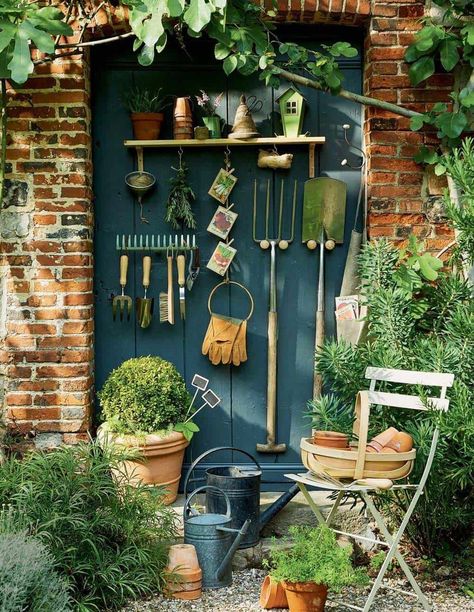 30+ Brilliant And Inspiring Storage Ideas For Your Potting Shed Small Shed Storage Ideas, Potting Shed Organization, Potting Sheds Exterior, Small Potting Shed, Garden Shed Organization, Potting Shed Ideas, Shed Workshop, Outdoor Garden Storage, Large Glass Jars