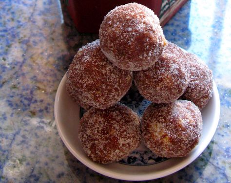 Chocolate Kahlua Rum Balls Kalua Balls, Kahlua Cookie Recipes, Kahlua Truffles Recipe, Kahlua Balls No Bake, Kahlua Dessert Recipes, Kahlua Balls, Kahlua Truffles, Russian Cookies, Kahlua Recipes