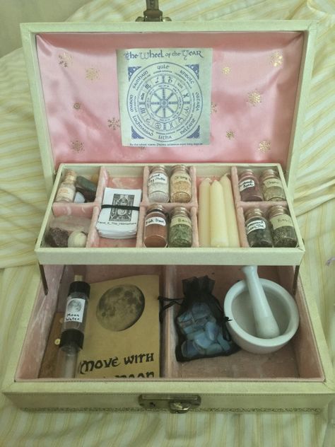 Witch Craft Aesthetic, Witches Alter, Crystal Collection Display, Witch Kit, Goddess Magick, The Old Ways, Witchcraft Altar, Mini Altar, Teen Witch