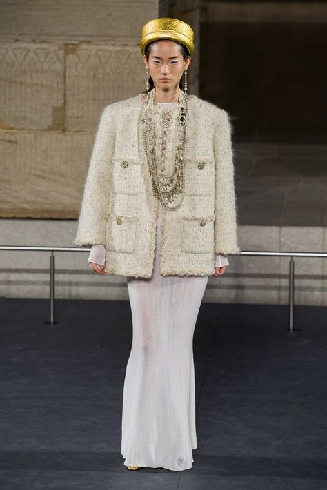 Chanel Pre-Fall 2019 collection, runway looks, beauty, models, and reviews. Chanel 2019, Chanel Tweed Jacket, Mademoiselle Chanel, Pre Fall Fashion, High Fashion Runway, Chanel Fashion Show, Chanel Runway, Mode Chanel, Maxi Rok