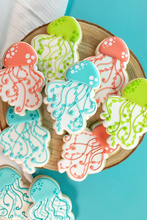 How to Make Simple Jellyfish Sugar Cookies with Royal Icing | The Bearfoot Baker Jellyfish Cookies, Make Jellyfish, Animals Cookies, Beautiful Jellyfish, Summer Sugar Cookies, Sugar Cookies With Royal Icing, Halloween Apples, Fish Cookies, Beach Cookies