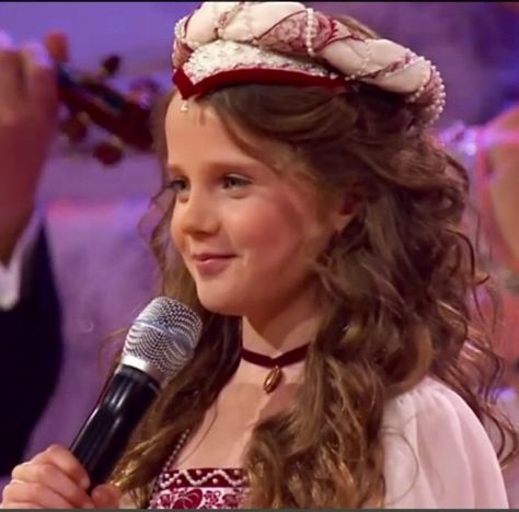 Amira Willighagen Alma Deutscher, Amira Willighagen, Hauser Cello, Gifted Children, Child Prodigy, Andre Rieu, Violinist, Kinds Of Music, Kids Gifts