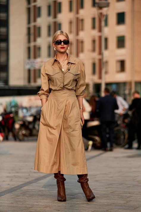 Neutral color outfits can be just as fabulous as bright color outfits- here's proof. Winter Street Style, Milan Fashion Week Street Style, Giovanna Battaglia, Anna Dello Russo, Winter Street, Street Style Edgy, Womens Fashion Edgy, Milan Fashion Weeks, Street Style Winter