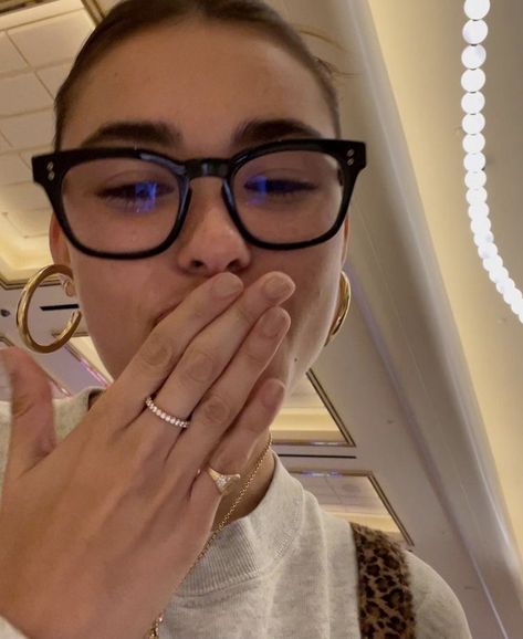 Emory Scott, Glasses Inspiration, Penelope Douglas, Cute Glasses, Stylish Glasses, New Glasses, Wearing Glasses, Madison Beer, 가을 패션