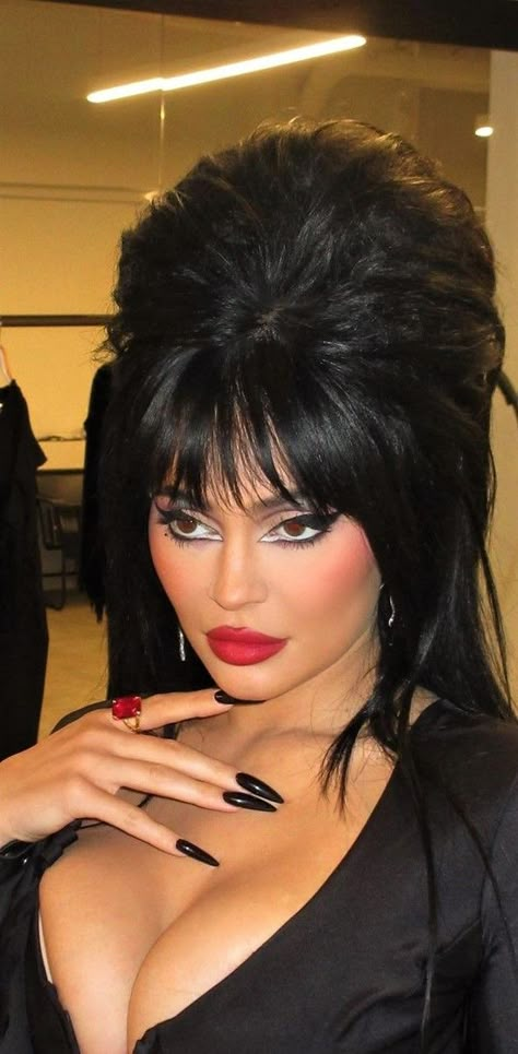 Kylie Jenner’s Latest Halloween Costume Included the Deepest Plunging Neckline and a Sky-High Hairdo Elvira Makeup, Black Hair Halloween Costumes, Elvira Costume, Goth Halloween Costume, Dark Costumes, Elvira Mistress Of The Dark, Celebrity Style Icons, Cute Couple Halloween Costumes, Hallowen Costume