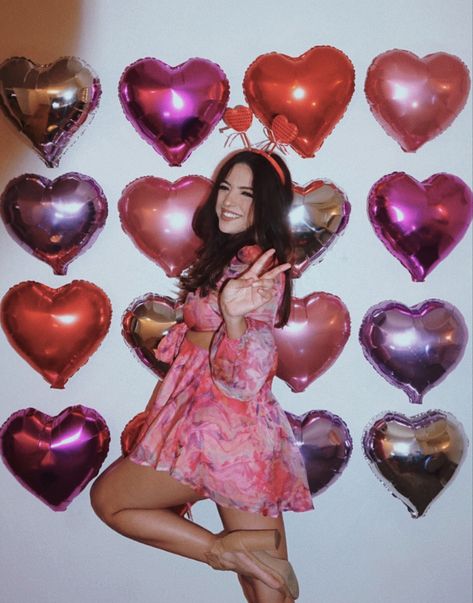 Valentines Day Photoshoot Backdrop, Valentine’s Day Background Photoshoot, Balloon Wall Photoshoot, Valentine’s Day Photo Shoot Ideas Couple, Valentines Instagram Pictures, Balloon Photoshoot Ideas, Balloon Photoshoot, Valentines Photos, Valentine Minis