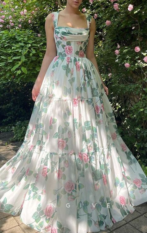 Elegant Spaghetti Strap Dress For Garden Party, Satin Spaghetti Strap Dress For Garden Party, Classy Prom, Chique Outfits, Prom Style, Prom Dress Inspiration, Elegante Casual, Pretty Prom Dresses, Fairytale Dress