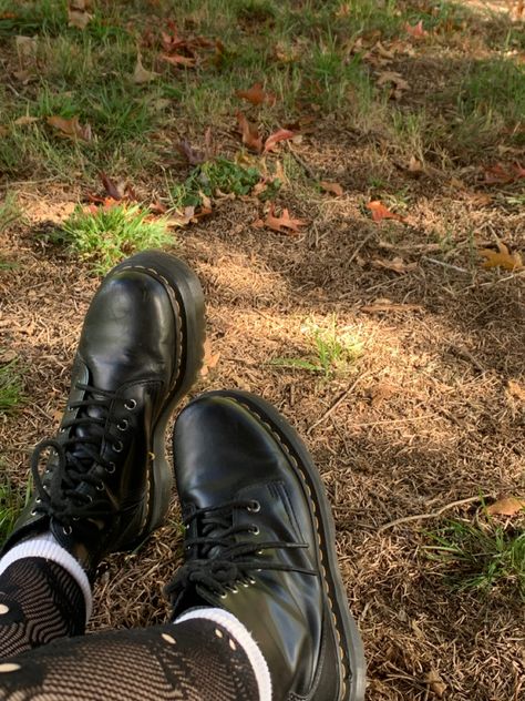 Aesthetic Combat Boots, 90s Combat Boots, Grunge Leather Combat Boots With Lug Sole, Chunky Platform Lace-up Combat Boots For Streetwear, Combat Boots Aesthetic Grunge, Girl Book Characters, Combat Boots Aesthetic, Boots Aesthetic, Chunky Combat Boots