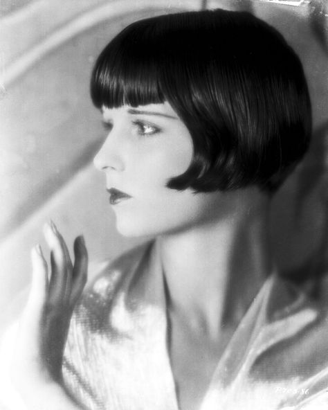 1920s Hair Short, Great Gatsby Party Outfit, Angular Bob, 20s Hair, 1920s Hair, Louise Brooks, Bright Red Hair, Pin Curls, Blonde Bombshell