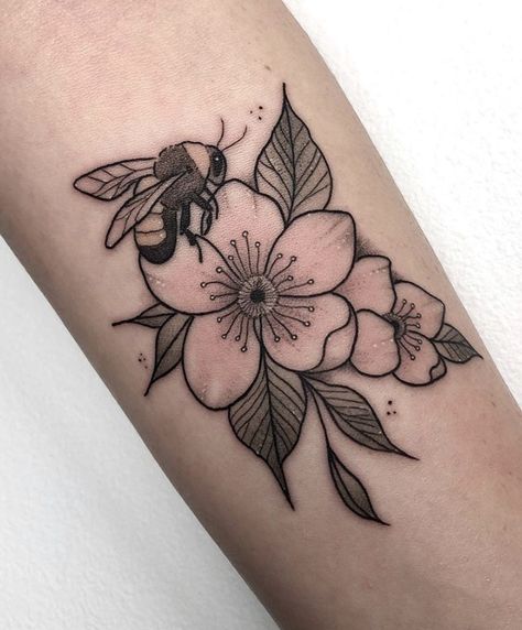 Bee And Flower Tattoo, Queen Bee Tattoo, Dove Tattoos, Bee Tattoo, Desenho Tattoo, School Tattoo, Small Tattoo, Vintage Portraits, Queen Bee