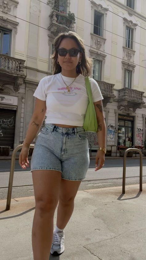 Summer Fits Medium Size, Summer Outfit Curvy Girl, 180 Lbs Women Outfits, Minimalistic Outfits Summer, Short Curvy Fashion, 90s Inspired Summer Outfits, Summer Clothes Midsize, Women’s Shorts Outfits, Mid Size Shorts Outfits