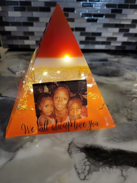 Resin Pyramid With Photo, Memorial Resin Art, Memorial Resin Ideas, Memorial Resin Pyramid, Resin Memorial Ideas, Resin Business Ideas, Resin Pyramid Ideas, Memorial Crafts, Diy Candles Video