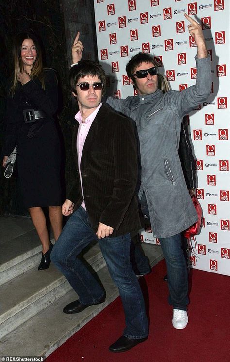 Noel Gallagher Young, Liam And Noel Gallagher, Liam Gallagher Noel Gallagher, Mens Dressy Casual, Wonderwall Oasis, Oasis Album, Jason Brooks, Liam Gallagher Oasis, Liam And Noel