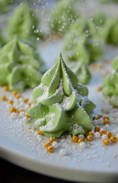 Merengue Christmas Tree, Green Christmas Desserts, Merengue Christmas Trees, Meringue Trees Christmas, Christmas Merengues, Meringue Christmas Cookies, Christmas Tree Meringue Cookies, Pavlova Christmas Tree, Christmas Meringue Pops