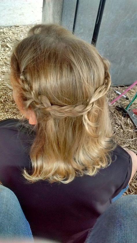 Half Up Side Braid Hairstyles, Half Up Half Down Braids Short Hair, Half Braided Short Hair, Hair Styles Braids Short Hair, Mamma Mia Hairstyles Short Hair, Short Layered Hair Hairstyles, Beachy Short Hairstyles, How To Do Side Braid, Preppy Short Hairstyles