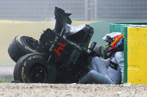 Fernando Alonso, McLaren MP4-31 exits his car after a huge crash F1 Crash, F1 Motorsport, Australian Grand Prix, Mclaren Mp4, Formula Racing, Formula 1 Car, F1 Racing, Indy Cars, Motor Racing