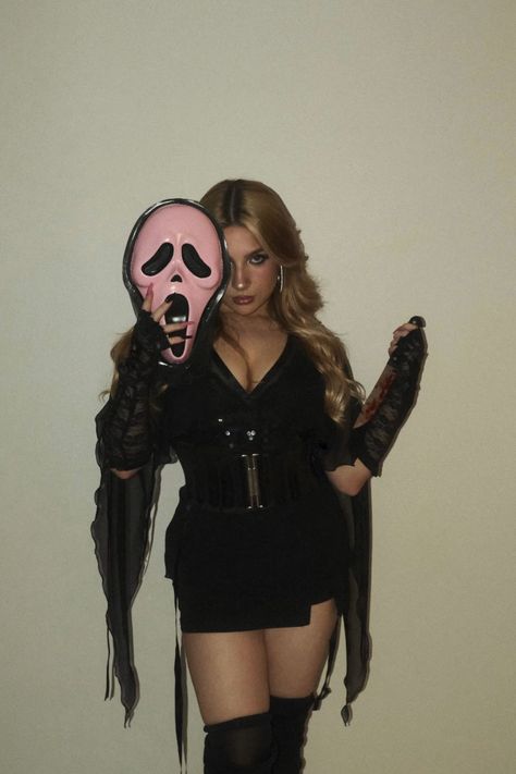 Girly Ghostface Costume, Girly Scream Costume, Pink Ghostface Mask, Ghostface Without Mask, Baddie Halloween Costumes Black, Ghostface Female Costume, Pink Ghostface Costume, Lady Ghostface, Sydney Prescott Costume