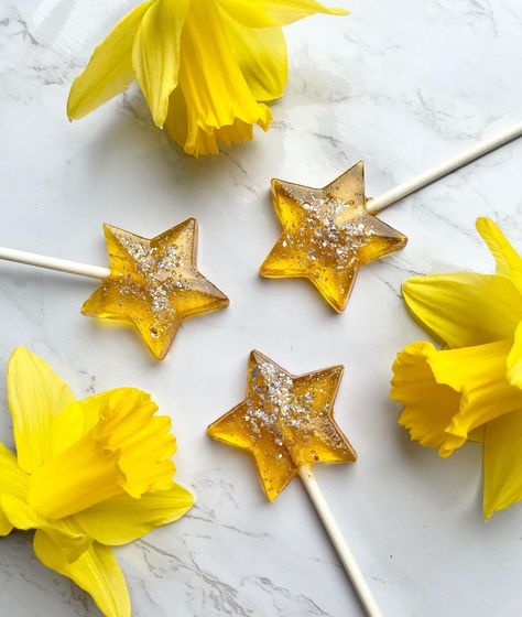 Luxe Lollies on Instagram: “These sunshine yellow stars are giving us ultimate spring vibes 🌼 PS... We’ll also be launching our Easter collection this weekend,…” Lollipop Aesthetic, Yellow Lollipop, Sunshine Yellow, Spring Vibes, Lollipop, This Weekend, Product Launch, Easter, Stars