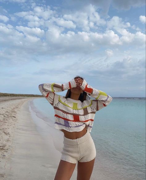 Cold Beach Outfit, Beach Bum Outfit, Spanish Style Clothing, Beach Aesthetic Outfits, Outfits For Spain, Holiday Outfits Summer, Beach Sweater, Beachy Outfits, Summer Holiday Outfits