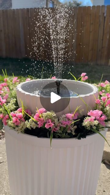 Homemade Water Fountains, Fountain Diy, Diy Solar Fountain, Diy Water Feature, Diy Water Fountain, Solar Water Fountain, Garden Water Fountains, Diy Garden Fountains, Fountains Backyard