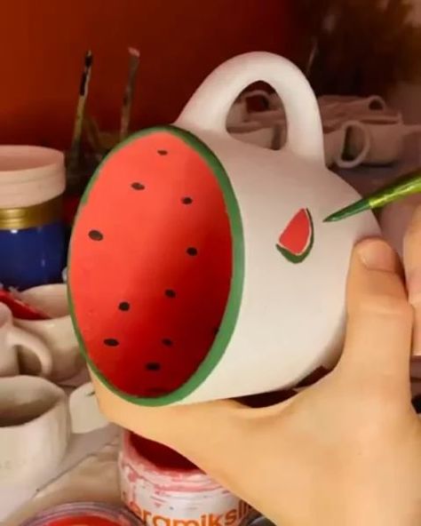 Mug Ideas Pottery Painting, Watermelon Mug Design, Cute Simple Ceramics Ideas, Drawing Mugs Ideas, Ceramic Mug Painting Ideas Diy, Painting Ideas On Mugs, Ceramic Painting Easy Ideas, Watermelon Pottery Painting, Ceramic Cup Painting Ideas Easy