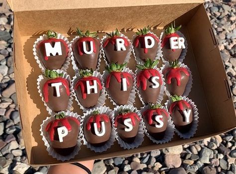 Skull Chocolate Covered Strawberries, Boyfriend Strawberries, Chocolate Covered Strawberries For Him, Spooky Strawberries, Bday Caption, Boyfriend Treats, Glam Bottles, Halloween Chocolate Covered Strawberries, Bae Gift