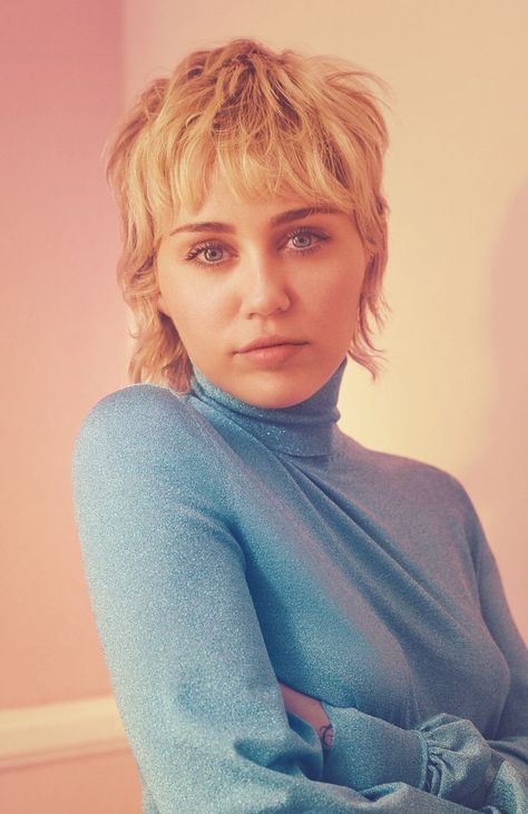 Miley Cyrus Short Hair, Gucci Flora Gorgeous Gardenia, Miley Cyrus Hair, Parfum Gucci, Shaved Hair Cuts, Short Shaggy Haircuts, Nadja Auermann, Petra Collins, Gucci Flora