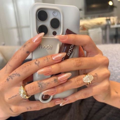 Silver Eyeshadow, Future Engagement Rings, Blush Nails, Donut Glaze, Dream Engagement Rings, Minimalist Nails, Dream Nails, Hailey Bieber, Gel Color