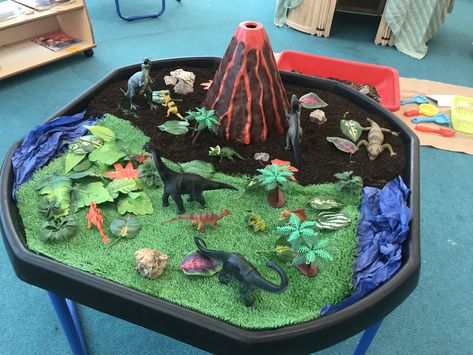 Dinosaur Tuff Tray Ideas, Dinosaur Themed Sensory Play, Dinosaur Tuff Tray, Dinosaur Play Table, Dino Small World, Dinosaur Activities For Toddlers, Dinosaur Reggio Activities, Dinosaur Habitat, Dinosaur Loose Parts Play