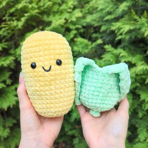 Momma and baby corn on the cobs!! 🌽 And they even have removable husks! Swipe to see em nakey 🤭😂 Patterns: Large - @beccis_plushies Mini - @crochet.by.noodle 🏷️ #crochet #crochetersofinstagram #crochetplushies #crochetlove #crochetaddict #amigurumi #cutecrochet #handmade #smallbusiness #plushies #plushiesofinstagram #crochetinspiration #crochetinspo #crochetideas #yarnart #fiberart #crochetpattern #crochetcorn #crochetveggies Crochet Corn, Baby Corn, Mini Crochet, Plushie Patterns, Fun Crochet Projects, Christmas Dolls, Yarn Art, Cute Crochet, Christmas Presents