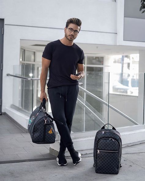 Black Outfits For Men, Airport Outfit Men, All Black Outfits, Simple Clothes, Mens Casual Outfits Summer, Outfits For Men, Stylish Men Casual, Mens Trendy Outfits, Black Outfits