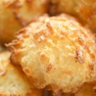 3 Ingredient Coconut Macaroons - Living Sweet Moments 3 Ingredient Coconut Macaroons, Coconut Macaroon Cookies, Nutella Ice Cream, Magic Custard Cake, Custard Cake Recipes, Macaroon Cookies, Chewy Sugar Cookies, Custard Cake, Cookie Calories