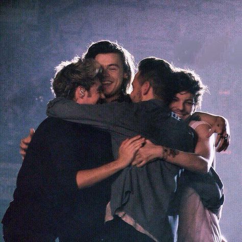 Niall Horan Fanfiction, One Direction Group, Gambar One Direction, Group Hug, Barbara Gordon, One Direction Harry, One Direction Pictures, I Love One Direction, 1 Direction