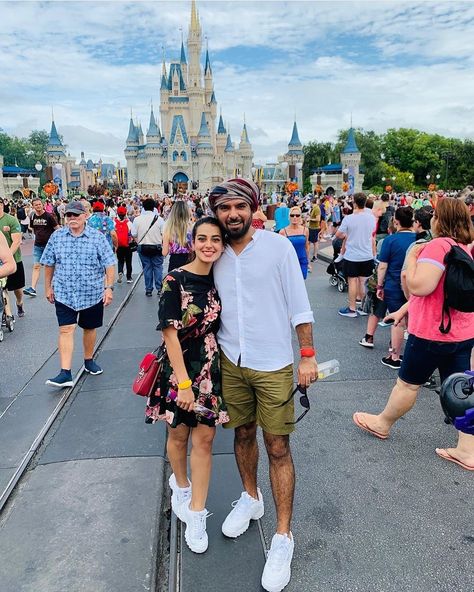 Iqra Aziz & Yasir Hussain are having some fun time in Disney Land💖💞 #yasirhussain #iqraaziz #disneyland Yasir Hussain, H.e.r Style, Maya Ali, Iqra Aziz, Pakistani Street Style, Lifestyle Art, Happiest Place On Earth, Pakistani Actress, Clothing Hacks