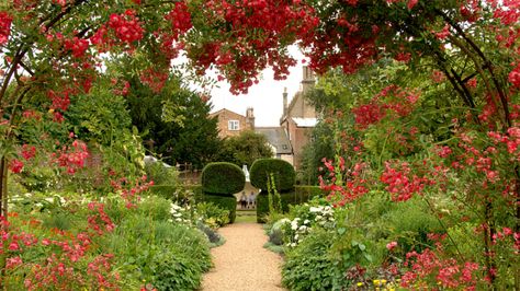 Peckover House and Garden © David Kirkham Peckover House, British Manor, Georgian Townhouse, English Gardens, Walled Garden, Stately Homes, Manor Houses, House And Garden, Stately Home