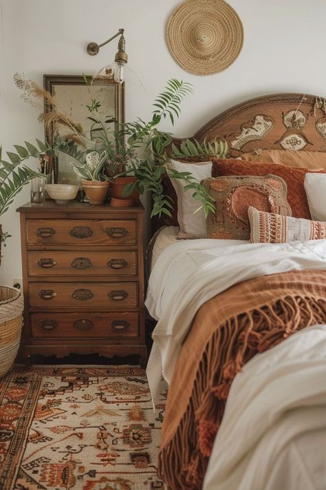 Eclectic Scandinavian Bedroom, French Boho Bedroom, Boho Bedroom Nightstand, Bedroom Nightstand Decor, Boho Vintage Decor, Boho Bedroom Furniture, House Bedroom Ideas, Bedroom Ideas Inspiration, Bedroom Nightstand