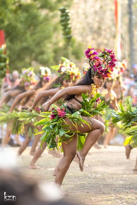 Hawaii Dance Outfit, Polynesian Culture Aesthetic, Fijian Clothing, Tahitian Dance Costume, Polynesian Dance Videos, Ori Tahiti Costume, Fiji Women, Polynesian Fire Dancer, Samoan Patterns