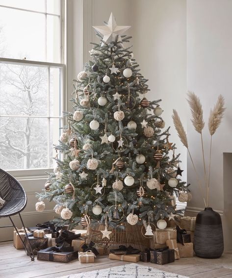 Christmas Tree With Neutral Colors, Christmas Trees White, Christmas Trees Ideas, Winter Christmas Tree, Rose Gold Christmas Decorations, Christmas Tree Inspo, Spruce Christmas Tree, Christmas Tree Decorating Themes, Simple Christmas Decor