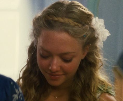 Mamma Mia Wedding Hairstyle, Mama Mia Amanda Seyfried, Sophie Hair Mamma Mia, Sophie Wedding Hair Mamma Mia, Sophie Mama Mia Hair, Mamma Mia Stills, Mama Mia Wedding Hair, Beachy Prom Hair, Sophie Mamma Mia Hair