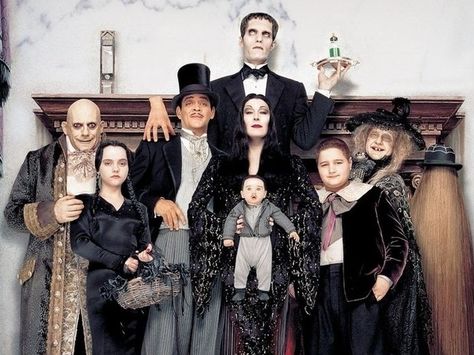 Adams Family Costume, Casper 1995, Addams Family Characters, Addams Familie, Addams Family Values, Addams Family Costumes, Gomez And Morticia, Addams Family Wednesday, Morticia Addams