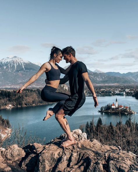 Partner Yoga Poses Advanced, Acroyoga Couple Beginners, Couples Acro Yoga Poses, Couple Acro Yoga, Acroyoga Poses Couple, Acro Yoga For Beginners, Acroyoga Couple, Acroyoga Poses, Couple Yoga