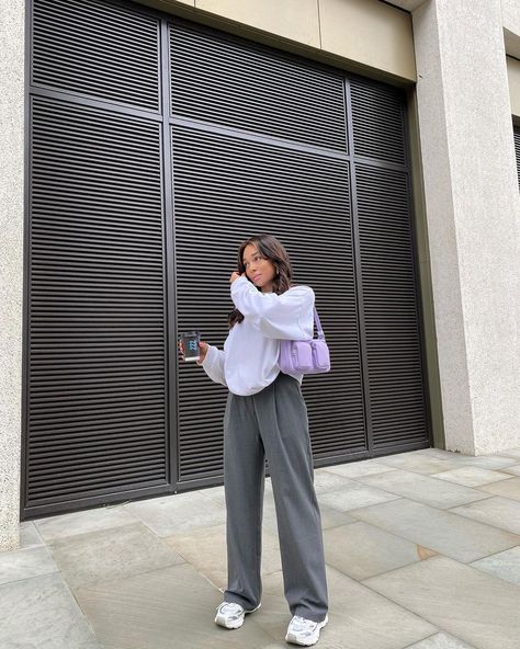 GIGI🦋 on Instagram: “Remember when I said purple was my least favourite colour 😬💜” Purple Bag Outfit, Purple Bags Outfit, Grey Pants Outfit, Mode Dope, Outfits Con Jeans, Djerf Avenue, Bag Outfit, Purple Bag, Favourite Colour