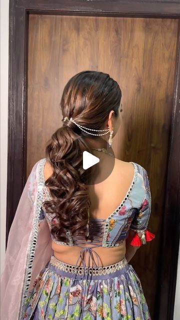 Nandani | Makeup & Hair Artist on Instagram: "Messy pony adorned with ear chain🫶🏻♥️
.
.
.
#hair #hairstyles #hairstyle #opencurls #curls #bridal #bridalhair #bridalhairstyle #hairartist #hairstylist #mumbaihairstylist #bridalhairstylist #hairgoals #hairideas #nandanisandha_ #naturalhair #natural #hairlove #sangeethairstyle #sangeet #hairtutorial #messy #messyponytail #ponytail #pony #ponyhair #earchain #mehendihairstyle #mehndi" Jaago Night Hairstyle, Hairstyles With Ear Chain, Hairstyles For Sangeet Indian Weddings, Pony Curls Hairstyles, Messy Pony Hairstyles, Curls Ponytail Hairstyles, Ear Chain Hairstyle, Messy Curls Hairstyles, Messy Ponytail Hairstyles Indian