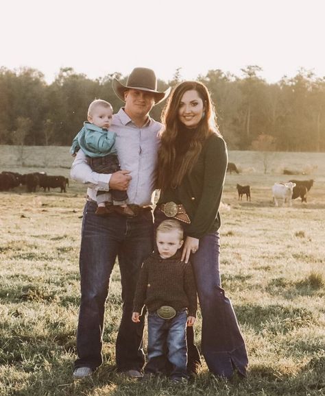 Family Farm Photoshoot Ideas, Winter Western Family Photos, Western Theme Family Pictures, Western Family Christmas Pictures, Family Pictures With Cows, Fall Family Photos Western, Western Family Pictures With Kids, Family Western Photoshoot, Western Fall Family Pictures