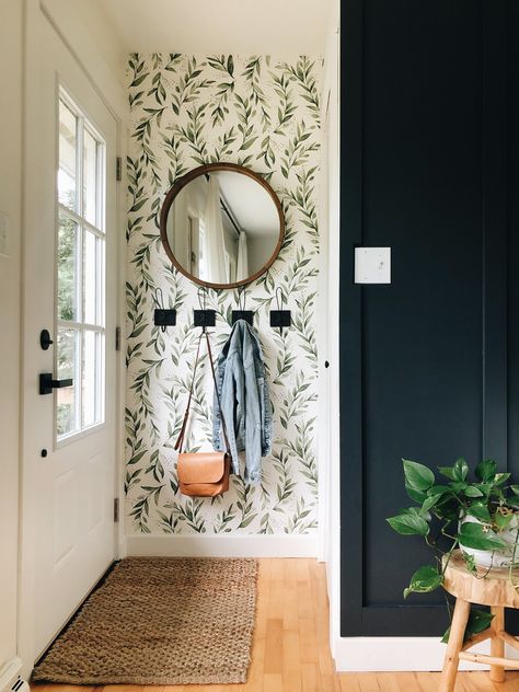 Simple Mud Room Ideas Entryway, Entryway Ideas Behind Door, Creating An Entryway When There Isnt One, Very Small Entryway Ideas, Functional Entryway Ideas, Vstupná Hala, Boho Entryway, Diy Entryway, Hal Decor